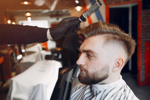 Hombre elegante sentado en una barbería