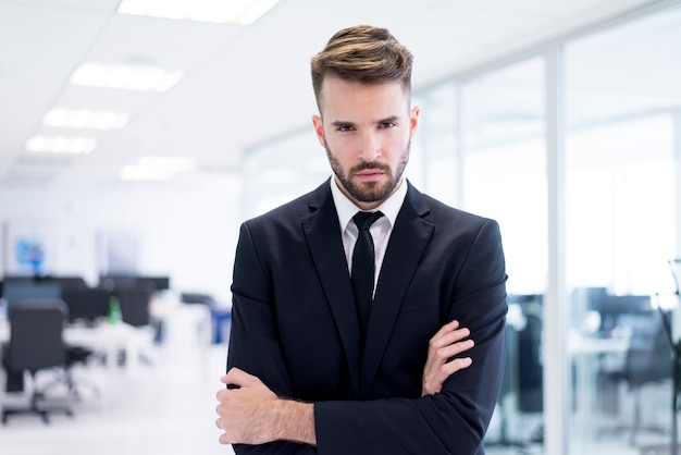 Foto gratuita hombre elegante serio con los brazos cruzados