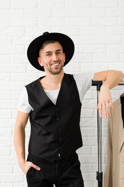 Foto gratuita hombre elegante con un sombrero y sonrisas