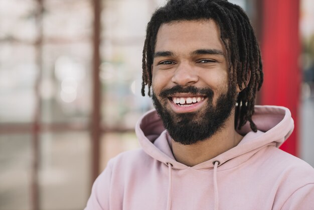 Hombre elegante sonriendo cerca