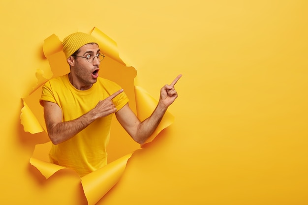 Hombre elegante sorprendido emocional lleva sombrero amarillo