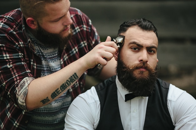 Foto gratuita hombre elegante con su peluquero