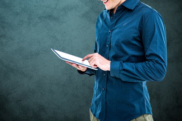 Hombre elegante con una tablet