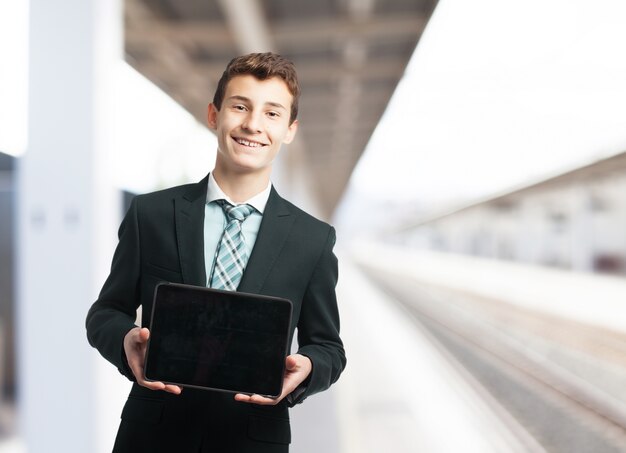 Hombre elegante con una tablet