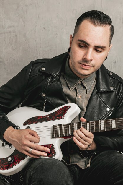 Hombre elegante tocando la guitarra vintage