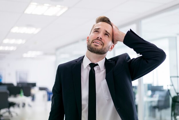 Hombre elegante tocándose el pelo