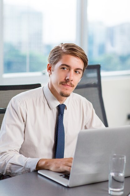 Hombre elegante trabajando en un portátil