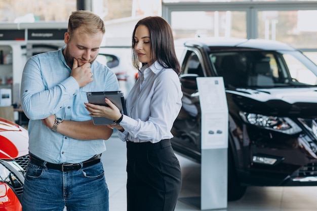 Foto gratuita hombre eligiendo un coche y hablando con el vendedor