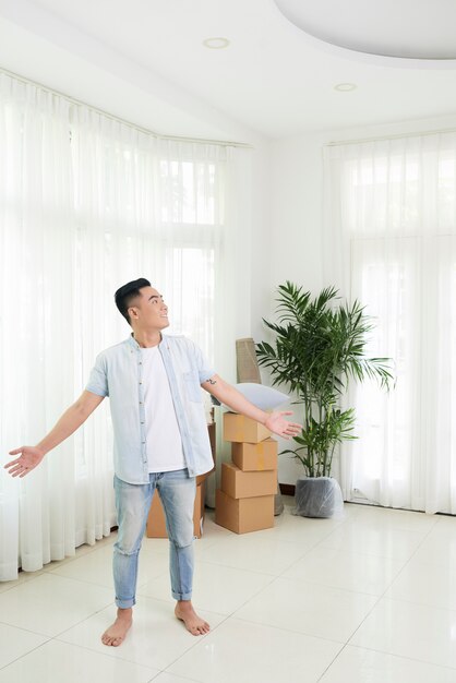 Hombre emocionado feliz con apartamento nuevo