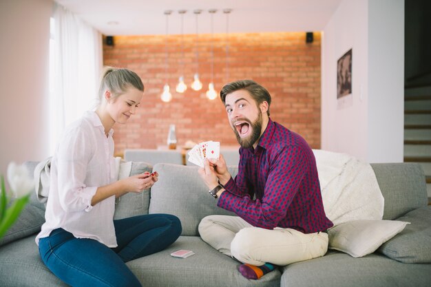 Hombre emocionado mostrando tarjetas