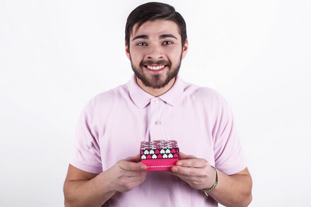 Hombre emocional feliz con regalos en un día especial