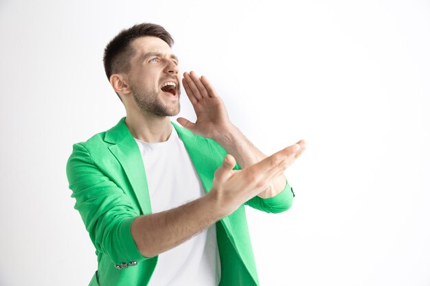 Foto gratuita hombre emocional llorando gritando en el estudio.