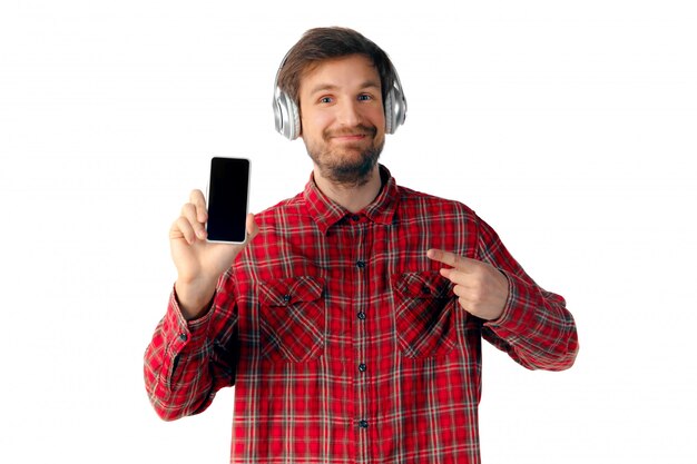 Hombre emocional con smartphone aislado en blanco studio