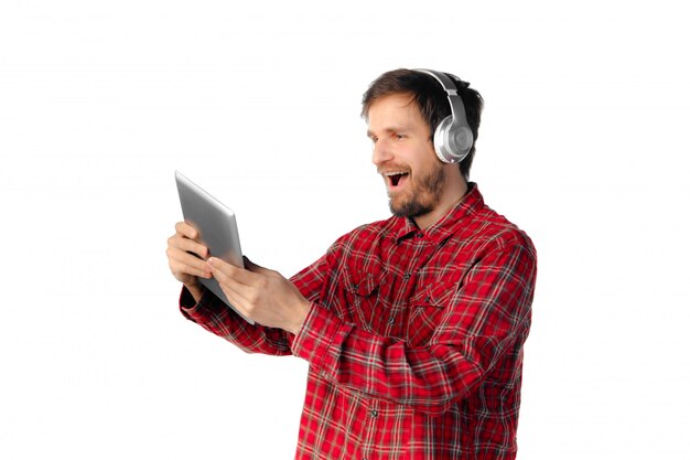 Hombre emocional con smartphone aislado en blanco studio