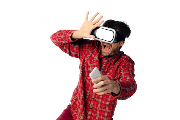 Hombre emocional usando auriculares VR aislado en blanco studio