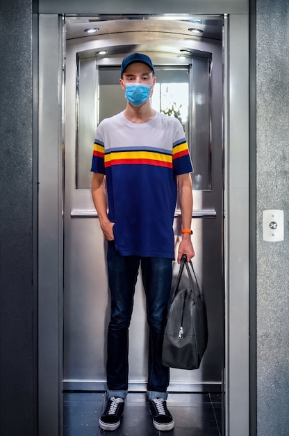 Hombre emprende un viaje seguro durante la pandemia