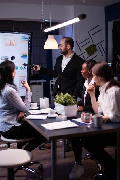 Hombre emprendedor estrategia de gestión de intercambio de ideas trabajando duro en la oficina de reuniones