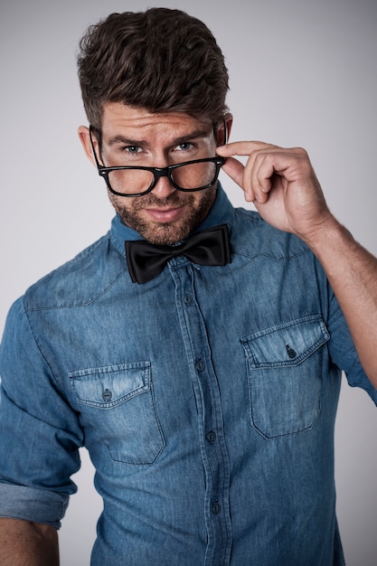 Hombre encantador con gafas de moda