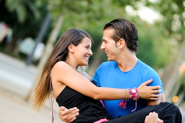 Hombre encantador llevando a su novia sonriente