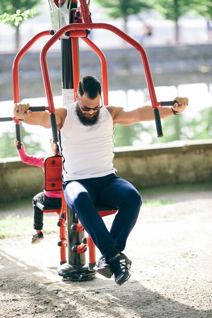 Hombre energético entrenando al aire libre