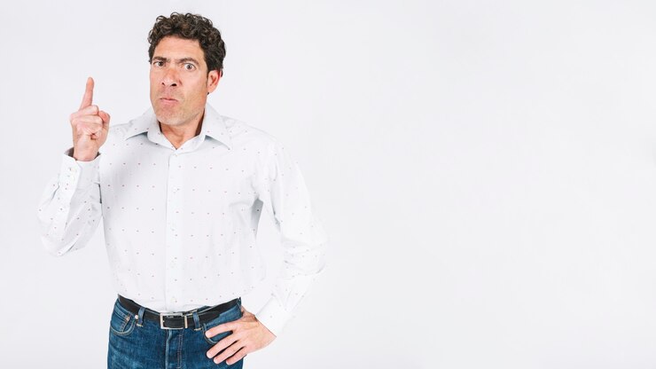Foto gratuito hombre enfadado con dedo levantado