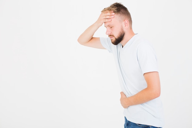 Hombre enfermo en camiseta con dolor de cabeza