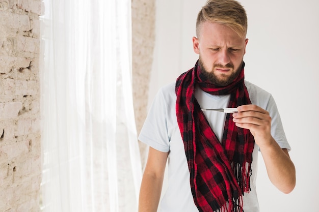 Foto gratuita hombre enfermo con fiebre