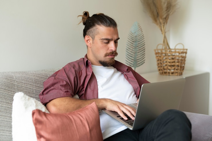 Foto gratuito hombre enfocado de tiro medio con laptop