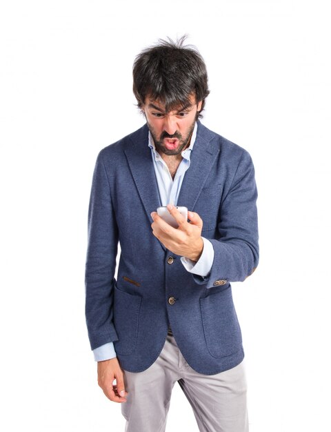 Hombre enojado hablando con móvil sobre fondo blanco