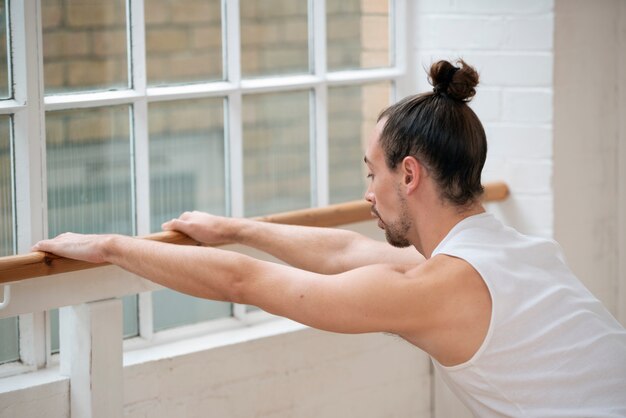 Hombre ensayando plano medio