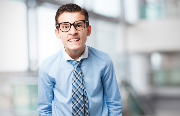 Hombre enseñando los dientes cabreado