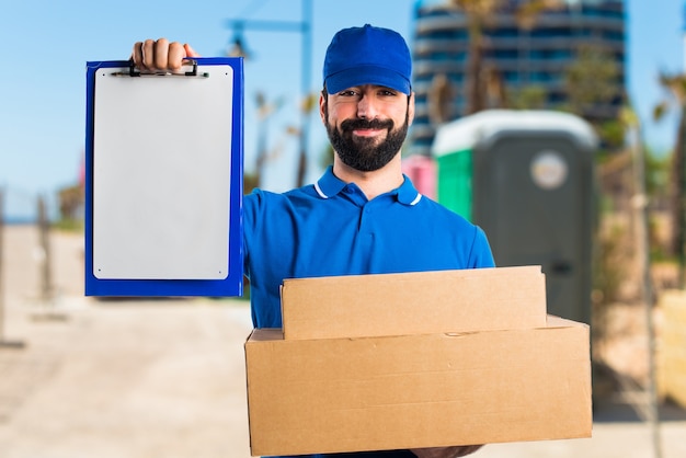 Foto gratuita hombre de entrega con la carpeta