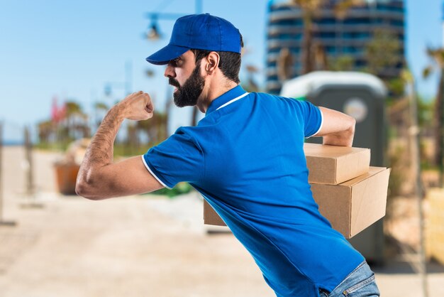 Hombre de entrega corriendo rápido