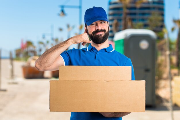 Hombre de entrega haciendo gesto de teléfono