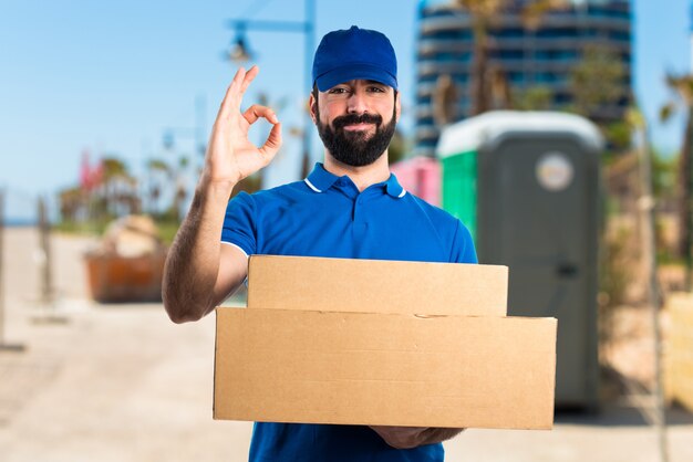 Hombre de entrega haciendo signo de OK