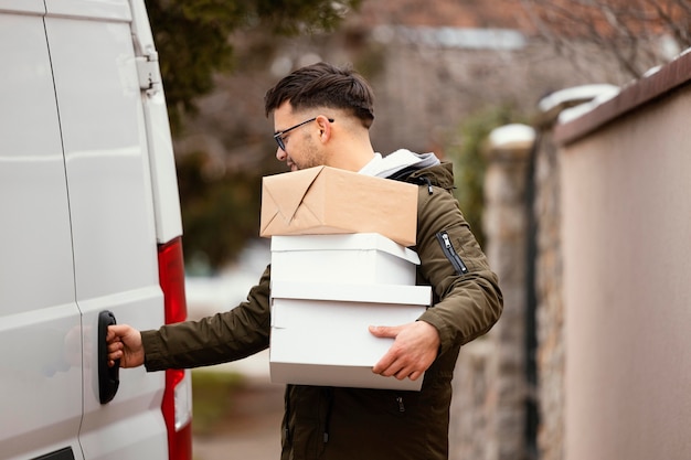 Hombre de entrega con paquetes