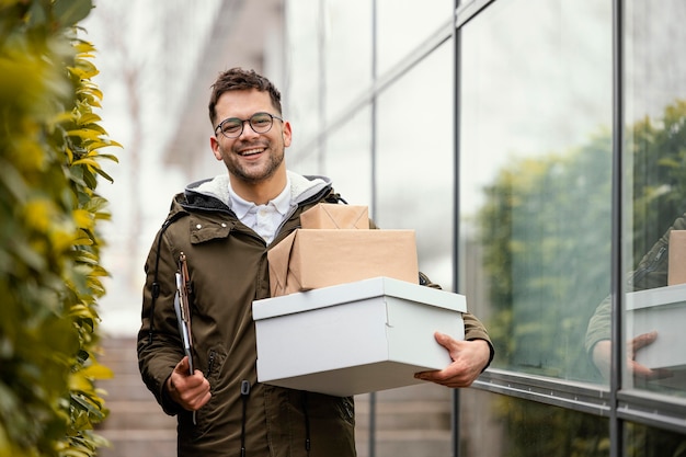 Hombre de entrega con paquetes