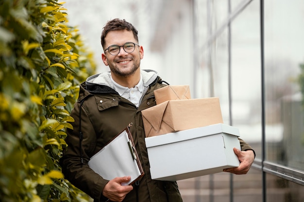 Foto gratuita hombre de entrega con paquetes