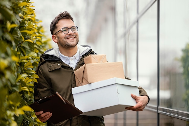 Foto gratuita hombre de entrega con paquetes