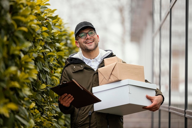 Hombre de entrega con paquetes