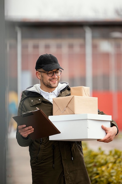 Hombre de entrega con paquetes