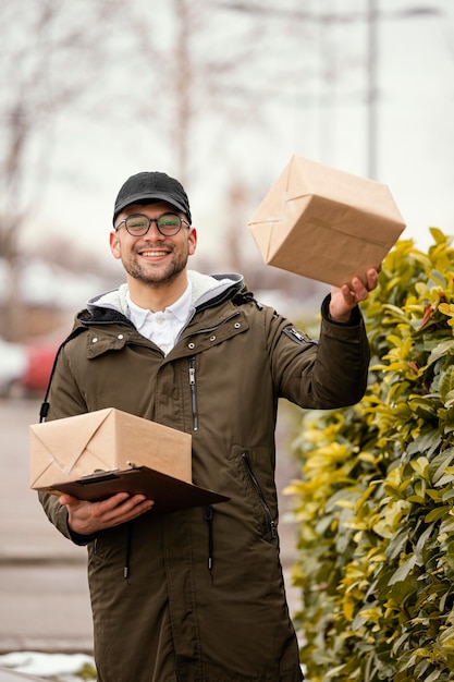 Foto gratuita hombre de entrega con paquetes