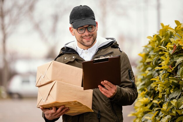 Hombre de entrega con paquetes