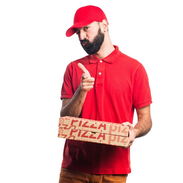 Hombre de entrega de pizza apuntando hacia el frente