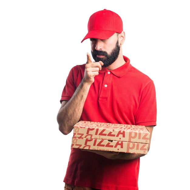 Hombre de entrega de pizza apuntando hacia el frente