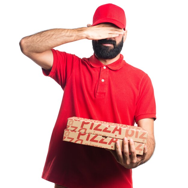 Hombre de entrega de pizza cubriendo sus orejas