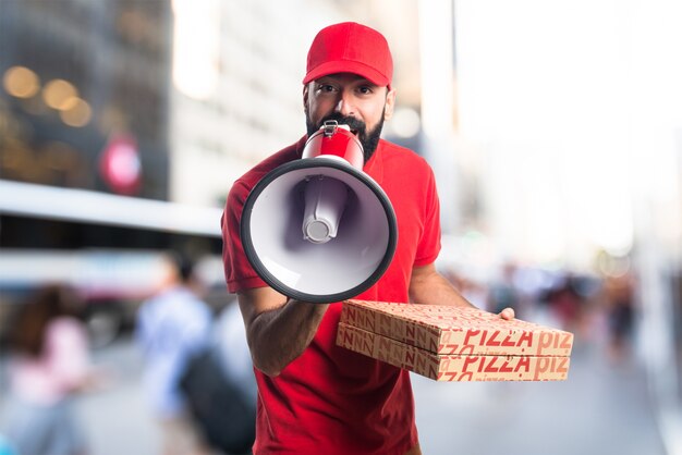 Hombre de entrega de pizza gritando por megáfono