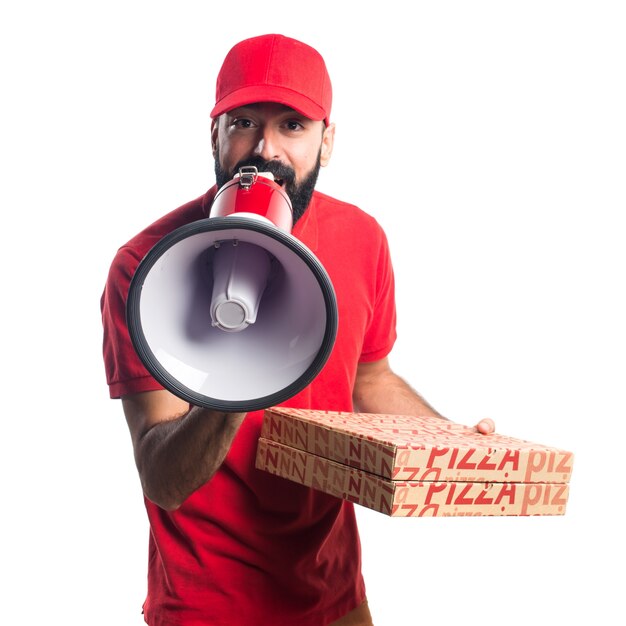 Hombre de entrega de pizza gritando por megáfono