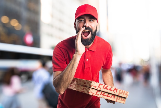 Foto gratuita hombre de entrega de pizza gritando