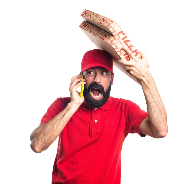 Foto gratuita hombre de la entrega de pizza hablando con el móvil
